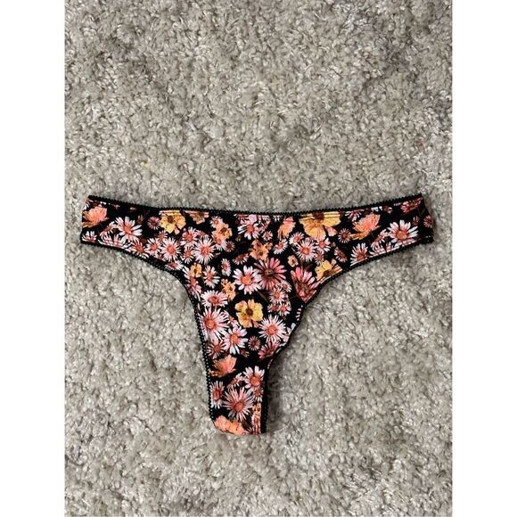 NEW WITH TAGS VICTORIA'S SECRET Cotton Thongs size L - Picture 1 of 4